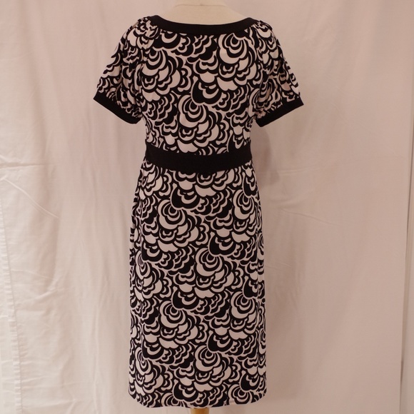 Tahari Stretch Short Sleeve Dress w/Front Pockets- Sz. Sm - Picture 3 of 4